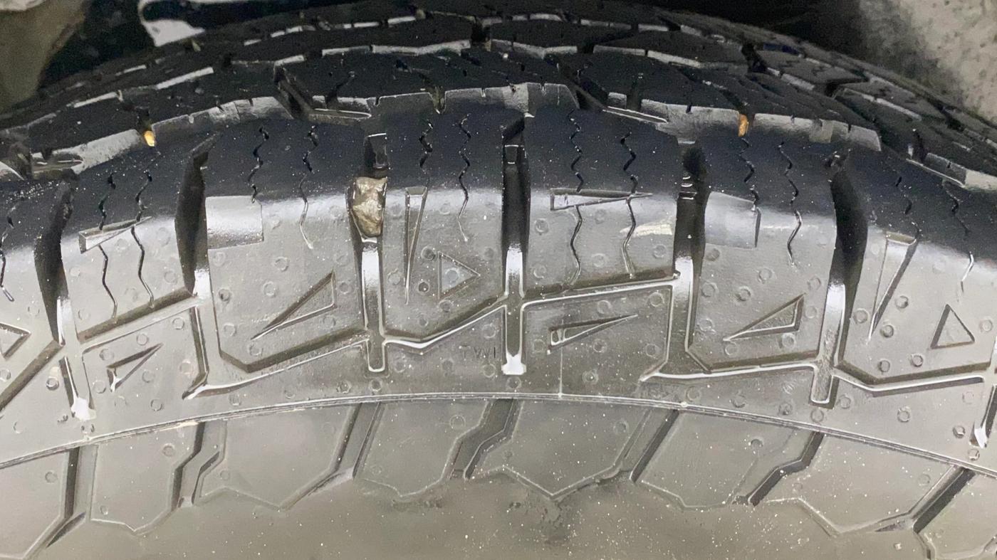 2016 Mahindra XUV500 W10 AT, Diesel, Automatic, 1,11,214 km, Right Rear Tyre Tread