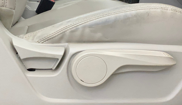 2022 Mahindra XUV300 W8 (O) 1.2 PETROL AMT, Petrol, Automatic, 39,378 km, Driver Side Adjustment Panel