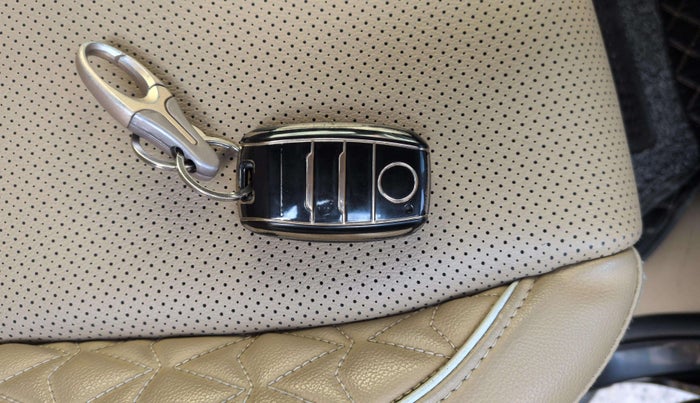 2023 KIA CARNIVAL LIMOUSINE PLUS 2.2 7 STR, Diesel, Automatic, 30,755 km, Key Close Up