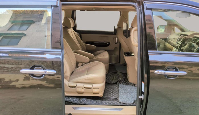 2023 KIA CARNIVAL LIMOUSINE PLUS 2.2 7 STR, Diesel, Automatic, 30,755 km, Right Side Rear Door Cabin