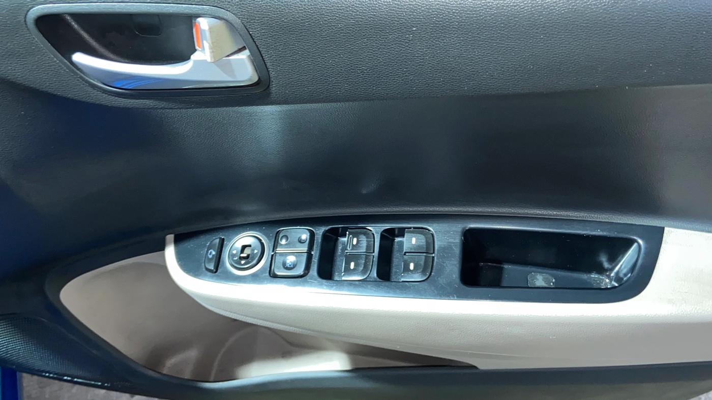 2018 Hyundai Grand i10 ASTA 1.2 KAPPA VTVT, CNG, Manual, 93,597 km, Driver Side Door Panels Control
