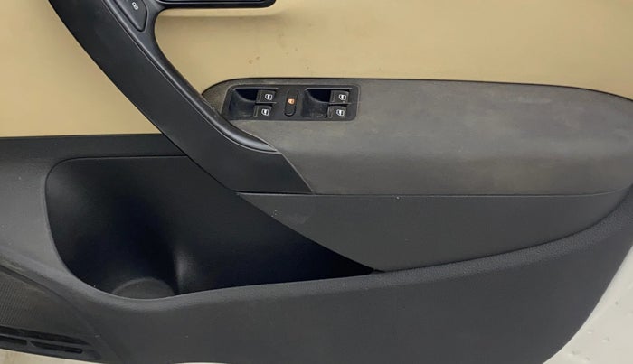 2014 Volkswagen Polo HIGHLINE1.2L, Petrol, Manual, 71,656 km, Driver Side Door Panels Control