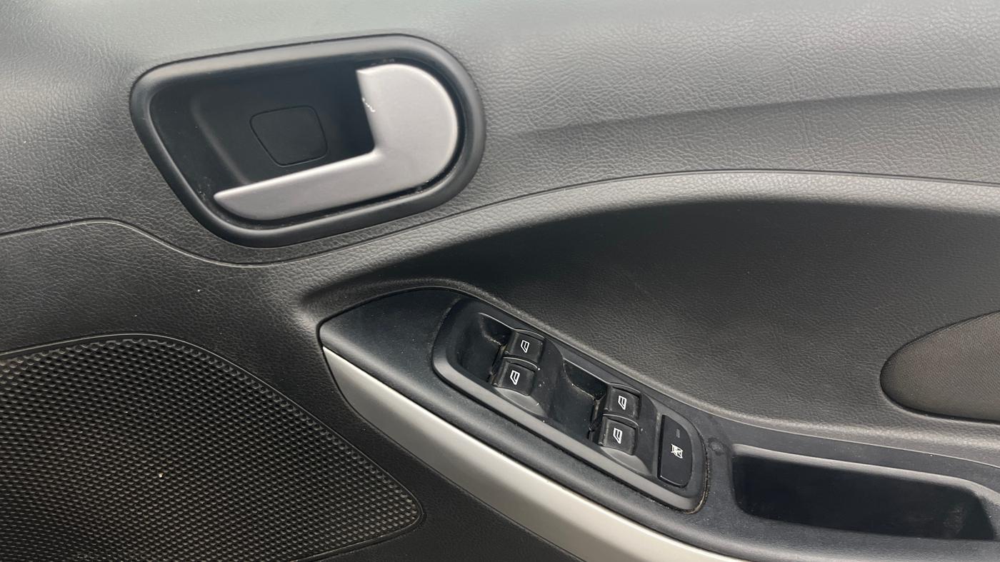 2018 Ford New Figo TITANIUM 1.2 PETROL MT, Petrol, Manual, 1,35,500 km, Driver Side Door Panels Control