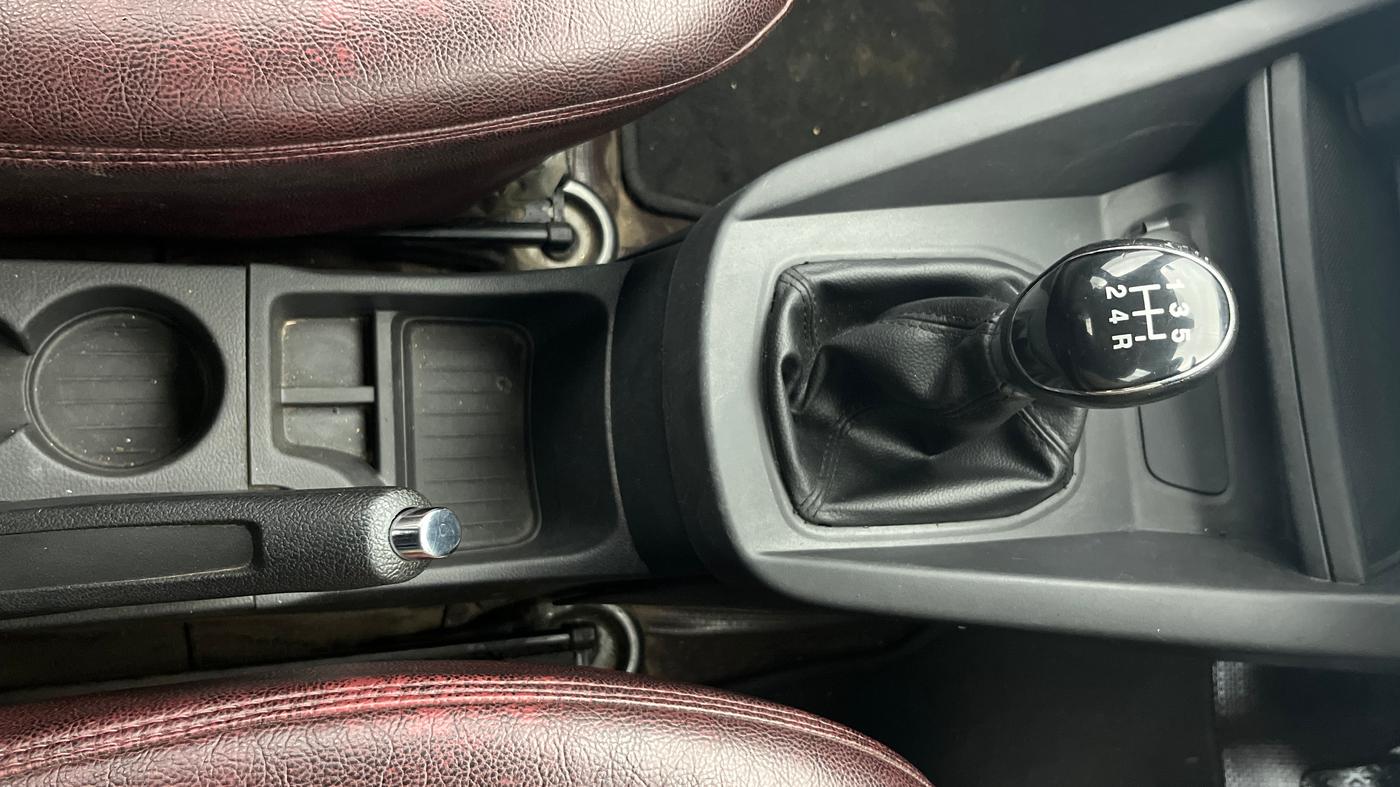 2018 Ford New Figo TITANIUM 1.2 PETROL MT, Petrol, Manual, 1,35,500 km, Gear Lever