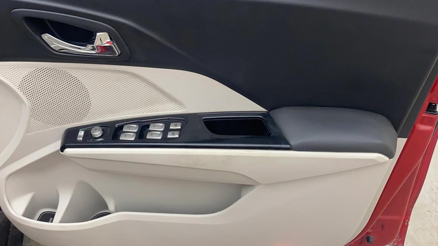 2019 Mahindra XUV300 W8 (O) 1.5 DIESEL, Diesel, Manual, 72,217 km, Driver Side Door Panels Control