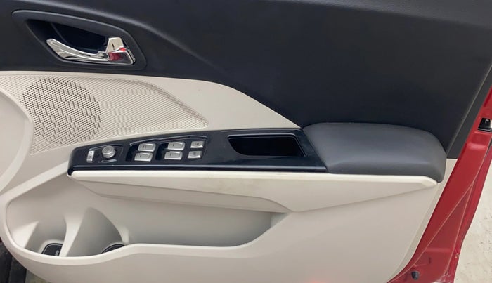 2019 Mahindra XUV300 W8 (O) 1.5 DIESEL, Diesel, Manual, 72,217 km, Driver Side Door Panels Control