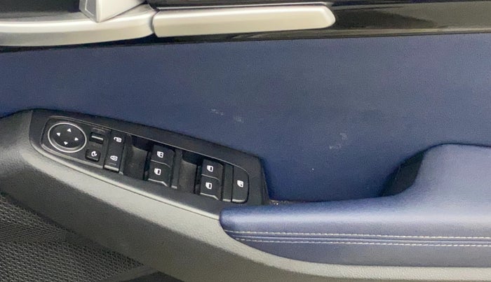 2022 KIA SELTOS X LINE 1.5 DIESEL AT, Diesel, Automatic, 33,668 km, Driver Side Door Panels Control