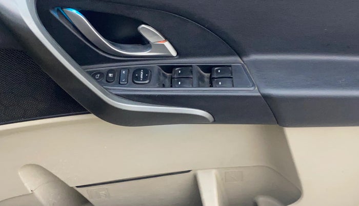 2016 Mahindra XUV500 W6 AT, Diesel, Automatic, 76,499 km, Driver Side Door Panels Control