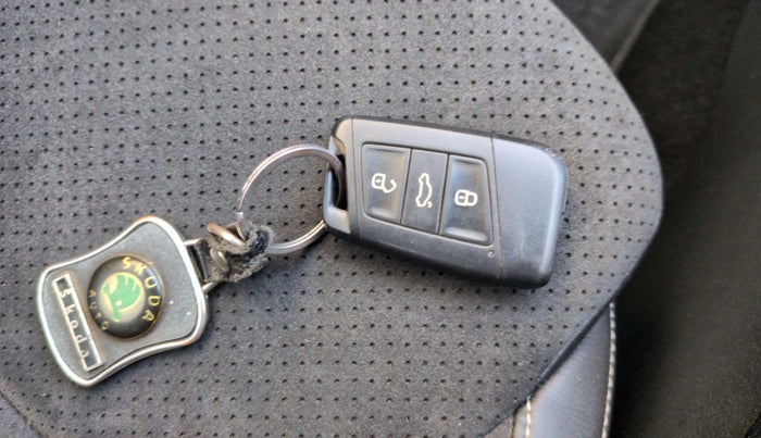 2021 Skoda Superb Sportline AT , Petrol, Automatic, 36,554 km, Key Close Up