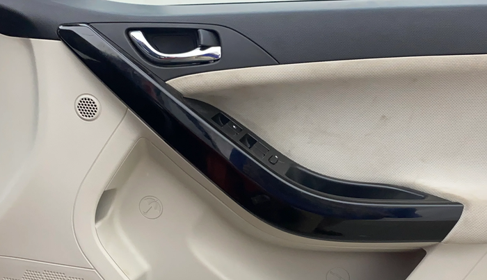 2021 Tata NEXON XZ PLUS SUNROOF PETROL DUAL TONE, Petrol, Manual, 52,481 km, Driver Side Door Panels Control