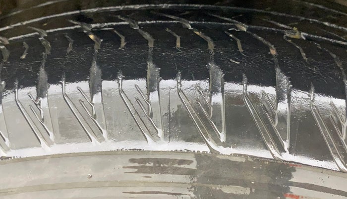 2015 Honda CRV 2.0L I-VTEC 2WD AT, Petrol, Automatic, 1,07,978 km, Right Front Tyre Tread