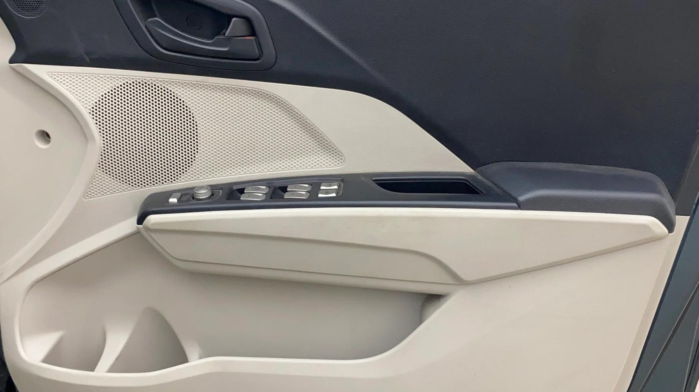 2019 Mahindra XUV300 W6 1.2 PETROL, Petrol, Manual, 59,391 km, Driver Side Door Panels Control