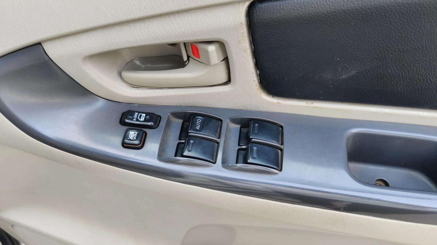 2013 Toyota Innova 2.5 GX 7 STR, Diesel, Manual, 85,416 km, Driver Side Door Panels Control