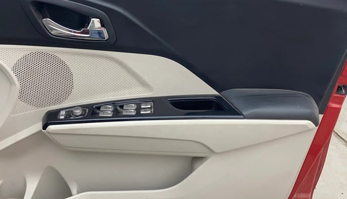 2019 Mahindra XUV300 W8(O) 1.2 PETROL DUAL TONE, Petrol, Manual, 32,193 km, Driver Side Door Panels Control