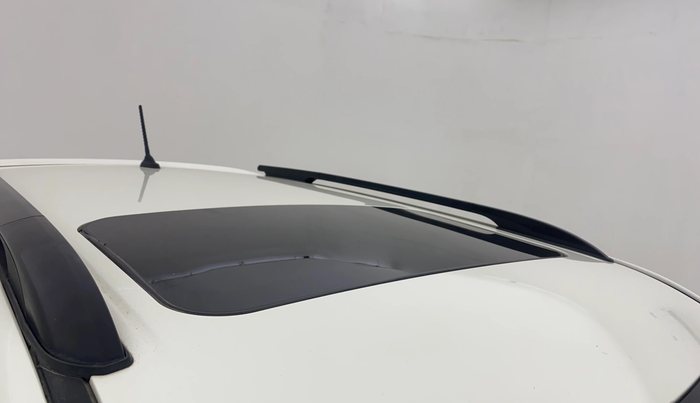 2021 Mahindra XUV300 W8 1.5 DIESEL, Diesel, Manual, 1,28,080 km, Moonroof/ Sunroof