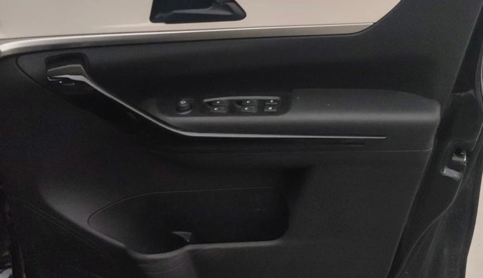 2023 Mahindra XUV700 AX 5 P MT 7 STR, Petrol, Manual, 13,935 km, Driver Side Door Panels Control