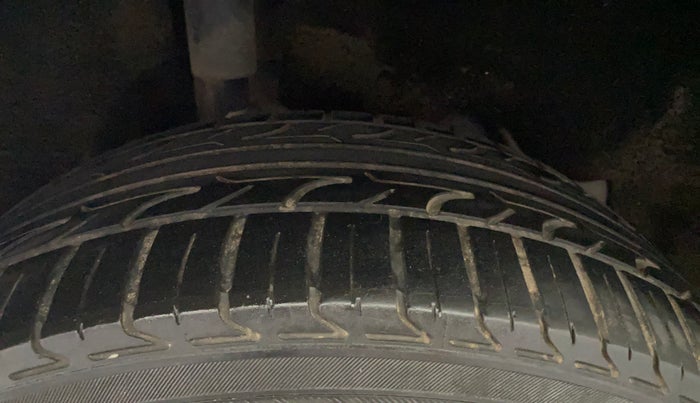 2015 Ford Ecosport AMBIENTE 1.5L PETROL, Petrol, Manual, 1,13,998 km, Right Rear Tyre Tread