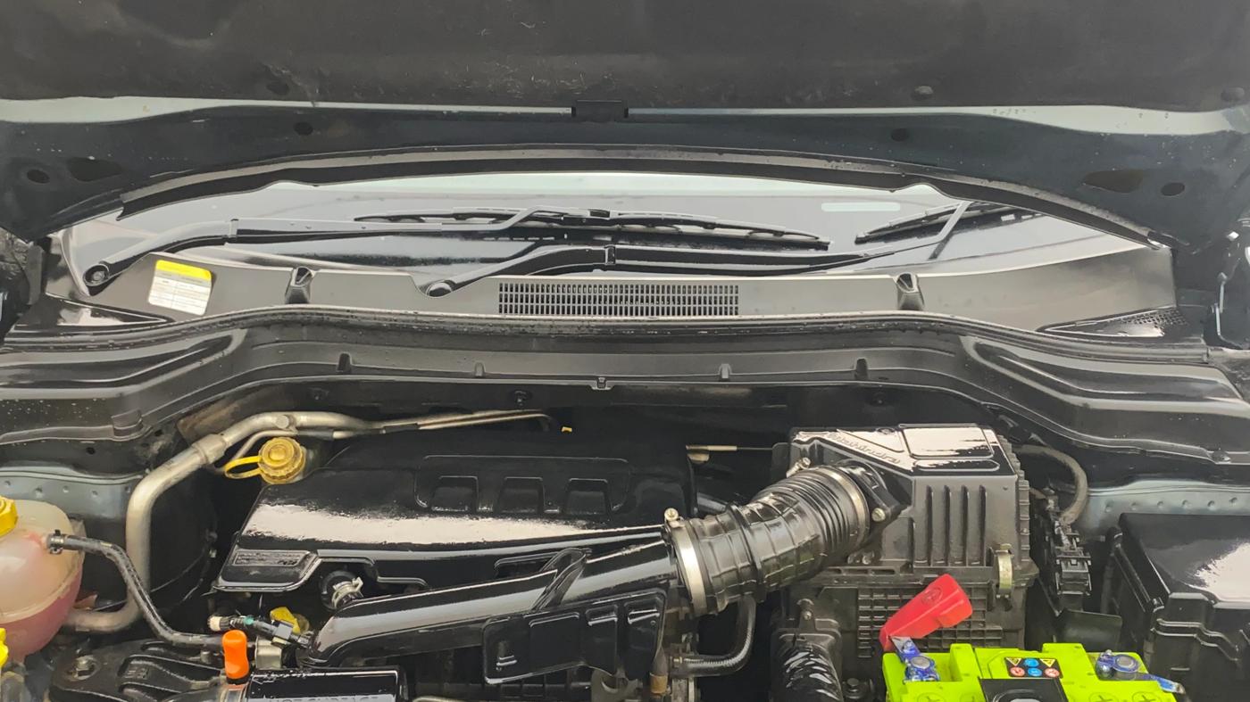 2019 Mahindra XUV300 W8 (O) 1.2 PETROL, Petrol, Manual, 93,903 km, Engine View