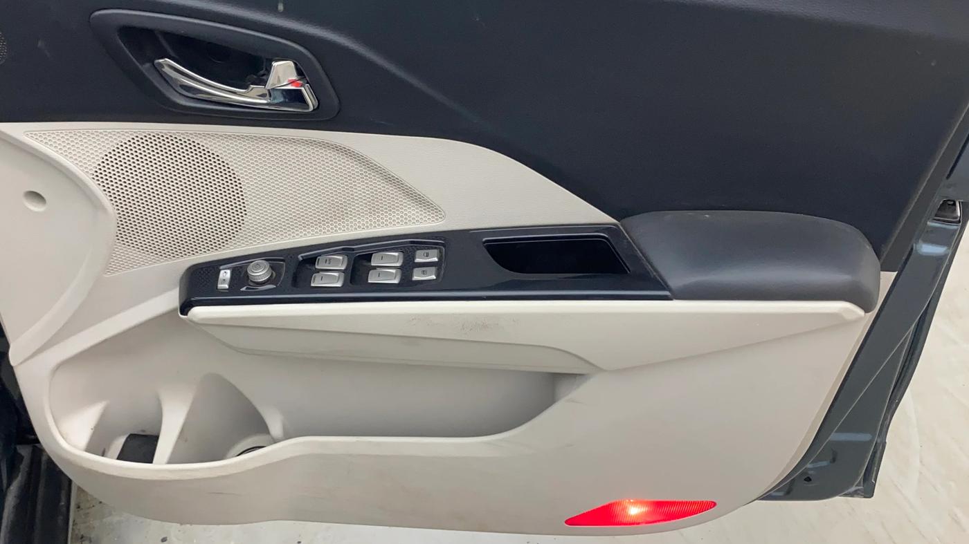 2019 Mahindra XUV300 W8 (O) 1.2 PETROL, Petrol, Manual, 93,903 km, Driver Side Door Panels Control