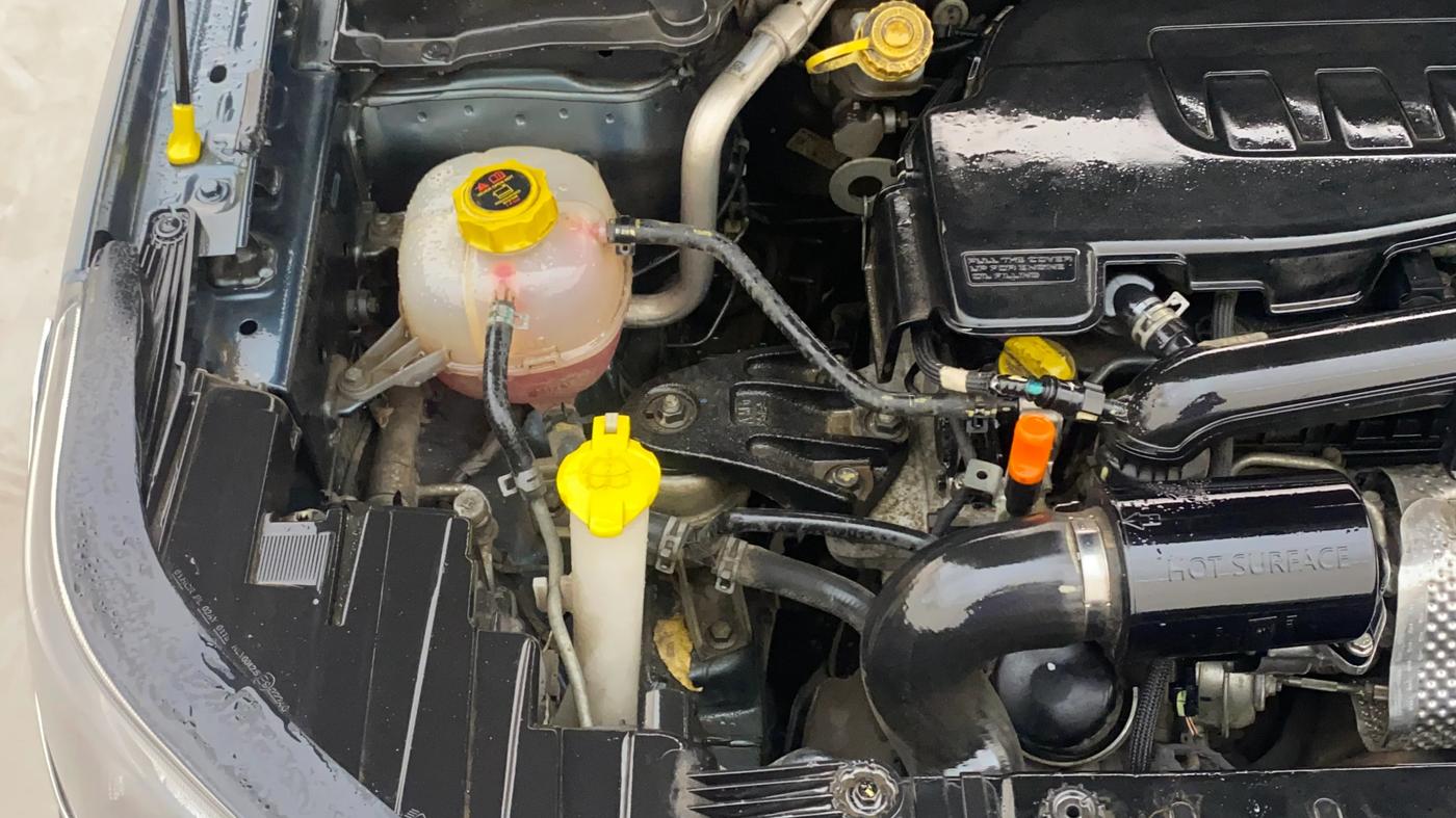 2019 Mahindra XUV300 W8 (O) 1.2 PETROL, Petrol, Manual, 93,903 km, Engine View - Right