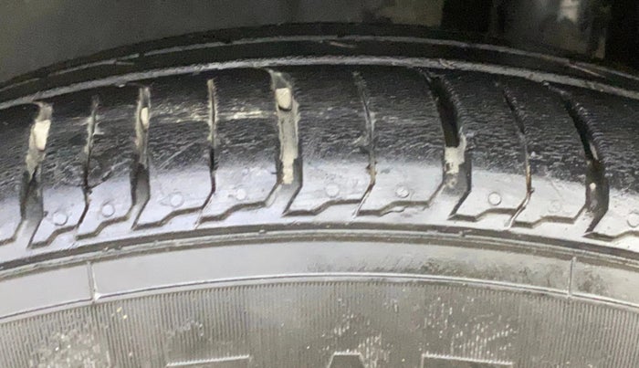 2015 Maruti Ciaz ZDI SHVS, Diesel, Manual, 80,109 km, Left Rear Tyre Tread