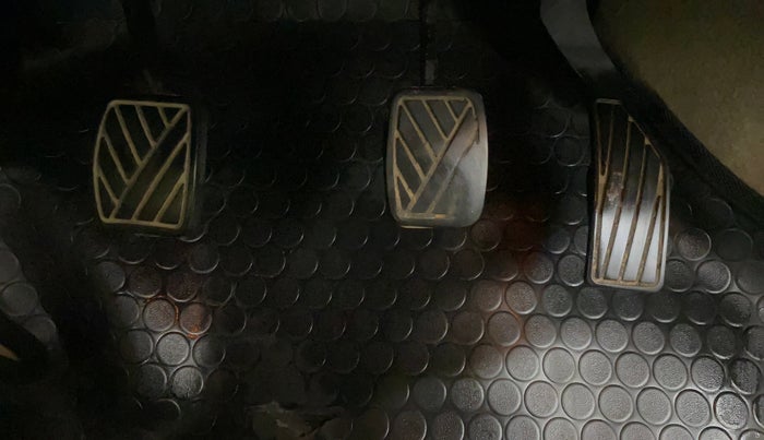 2015 Maruti Ciaz ZDI SHVS, Diesel, Manual, 80,109 km, Pedals