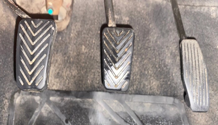 2013 Hyundai Eon MAGNA +, CNG, Manual, 1,12,704 km, Pedals