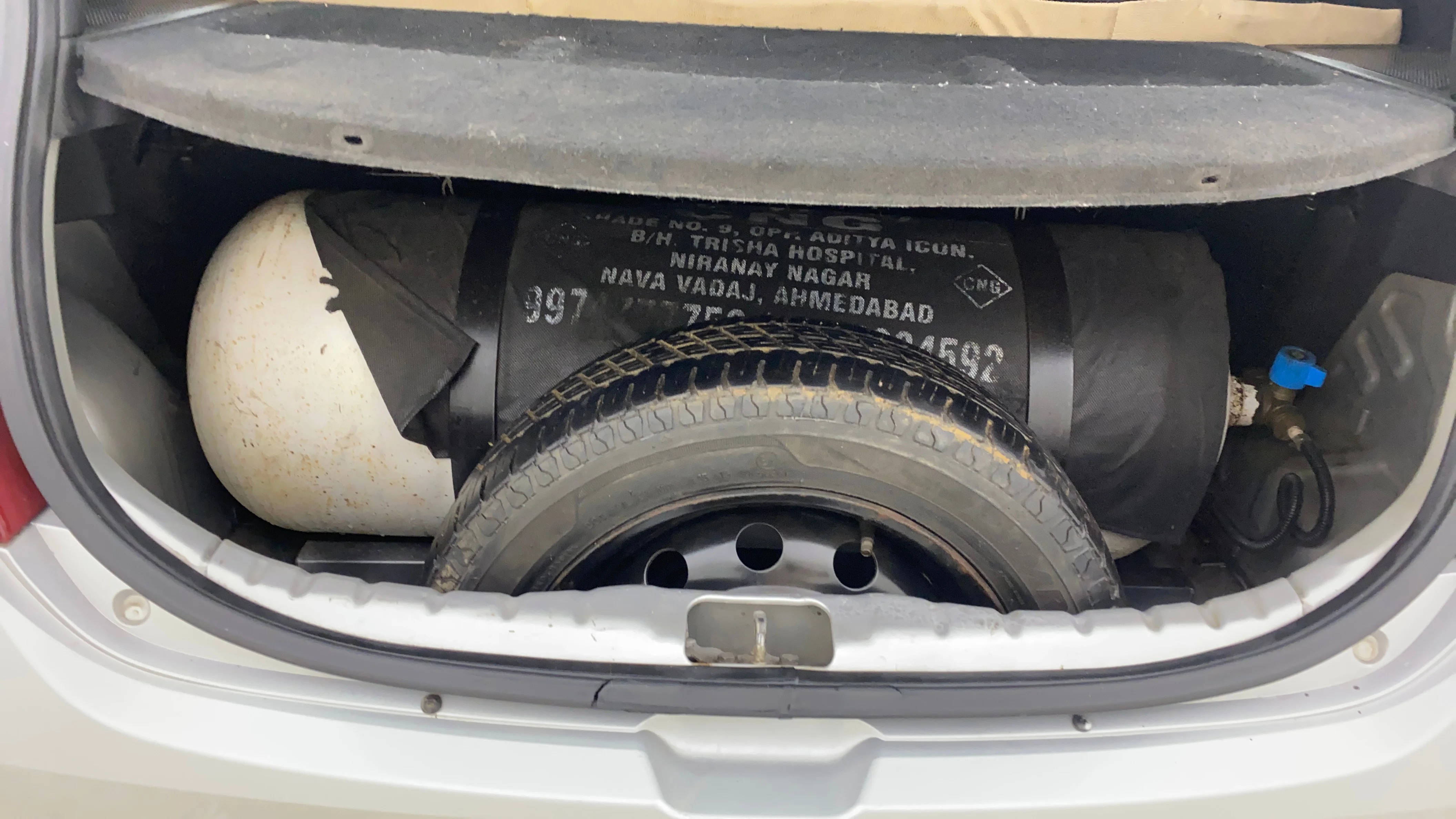 2013 Hyundai Eon MAGNA +, CNG, Manual, 1,12,704 km, Boot Inside