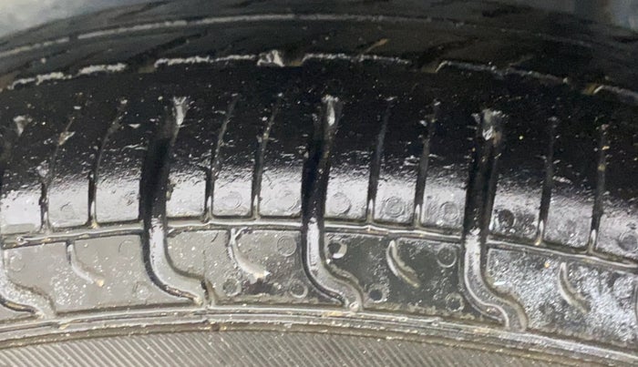 2018 Maruti Alto 800 LXI, CNG, Manual, 61,328 km, Left Front Tyre Tread