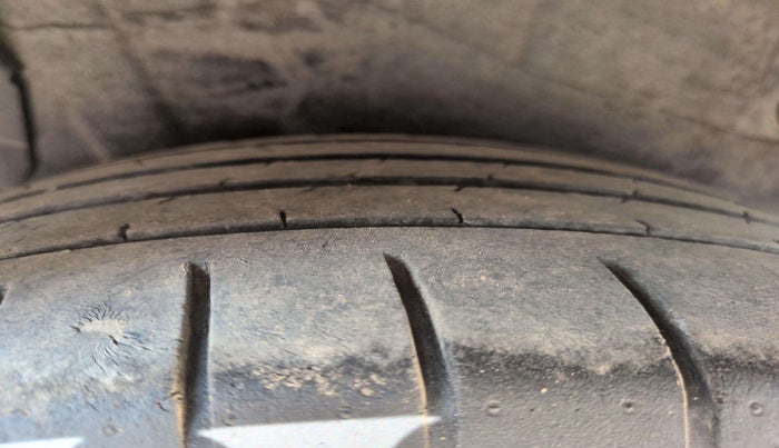 2014 Hyundai Verna FLUIDIC 1.6 CRDI SX, Diesel, Manual, 84,446 km, Right Rear Tyre Tread