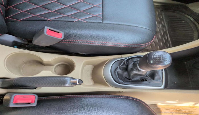 2014 Hyundai Verna FLUIDIC 1.6 CRDI SX, Diesel, Manual, 84,446 km, Gear Lever