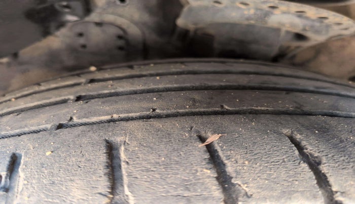 2014 Hyundai Verna FLUIDIC 1.6 CRDI SX, Diesel, Manual, 84,446 km, Right Front Tyre Tread