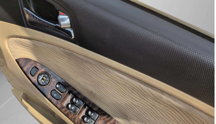 2014 Hyundai Verna FLUIDIC 1.6 CRDI SX, Diesel, Manual, 84,446 km, Driver Side Door Panels Control