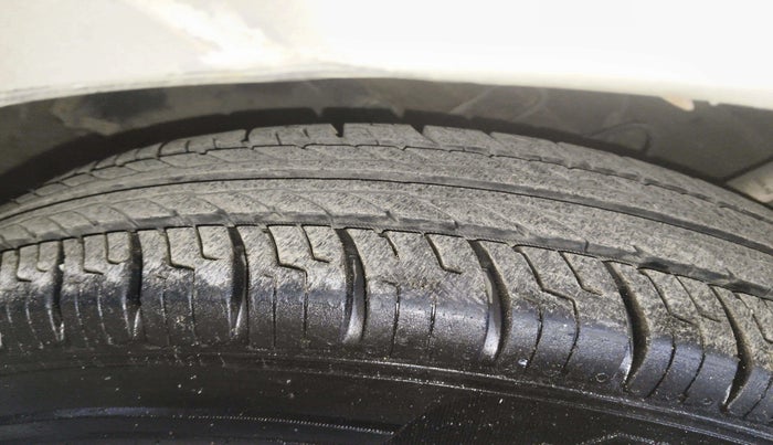 2017 Maruti Swift VDI, Diesel, Manual, 76,618 km, Left Front Tyre Tread