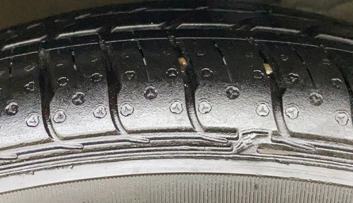 2015 Hyundai Xcent SX AT 1.2 (O), Petrol, Automatic, 24,625 km, Right Rear Tyre Tread