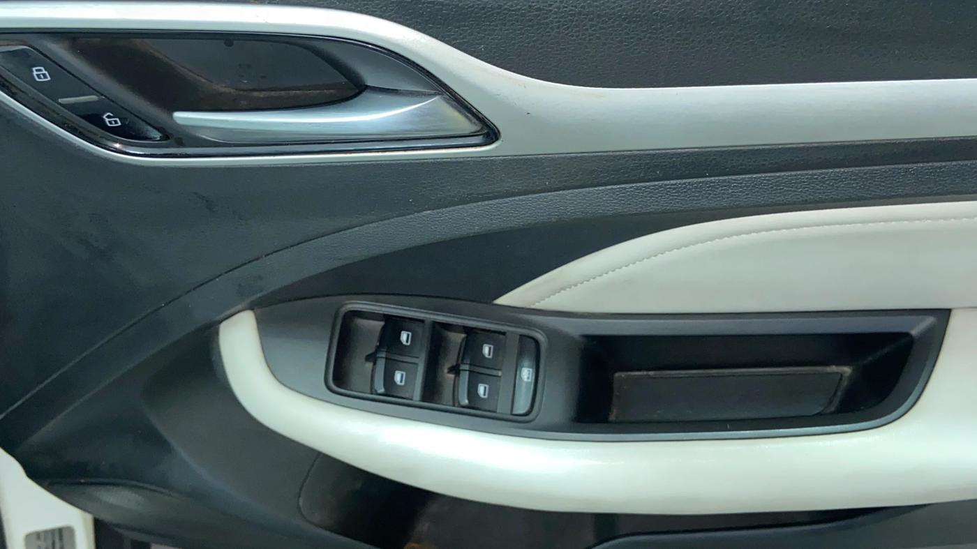 2022 MG ASTOR SMART 1.5 MT, CNG, Manual, 46,594 km, Driver Side Door Panels Control
