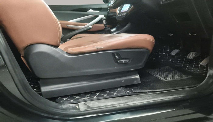 2020 MG HECTOR PLUS SHARP 2.0 DIESEL TURBO MT 6-STR, Diesel, Manual, 1,16,402 km, Driver Side Adjustment Panel