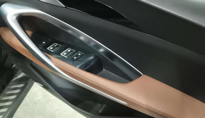 2020 MG HECTOR PLUS SHARP 2.0 DIESEL TURBO MT 6-STR, Diesel, Manual, 1,16,402 km, Driver Side Door Panels Control