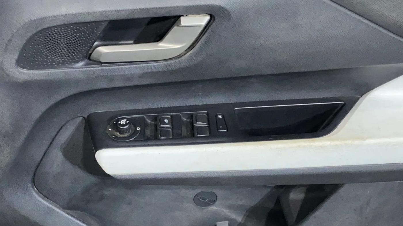 2023 Tata PUNCH Creative Dual Tone MT Sunroof, Petrol, Manual, 14,126 km, Driver Side Door Panels Control