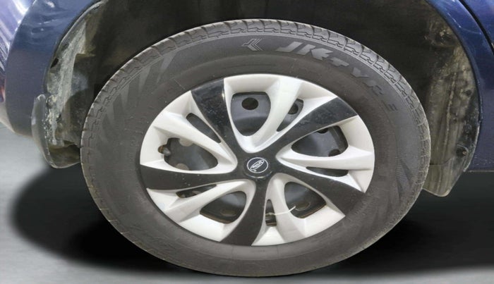 2019 Maruti Swift VXI AMT, Petrol, Automatic, 1,00,922 km, Right Rear Wheel