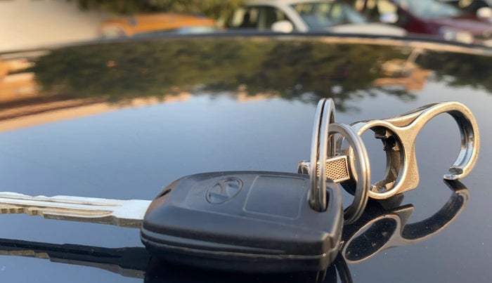 2018 Hyundai Grand i10 SPORTZ 1.2 KAPPA VTVT DUAL TONE, Petrol, Manual, 1,19,801 km, Key Close Up