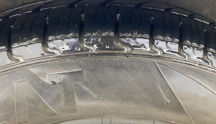 2014 Hyundai i10 SPORTZ 1.1, CNG, Manual, 59,160 km, Right Rear Tyre Tread