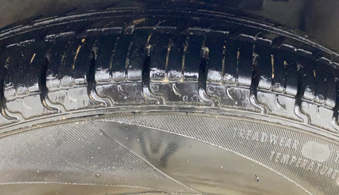 2014 Hyundai i10 SPORTZ 1.1, CNG, Manual, 59,160 km, Left Front Tyre Tread