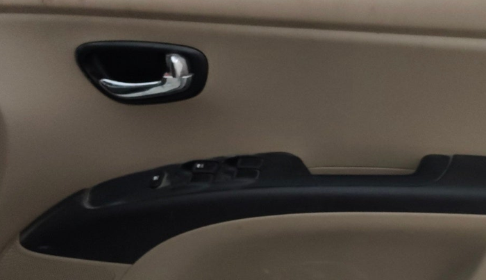 2015 Hyundai i10 SPORTZ 1.1, Petrol, Manual, 23,803 km, Driver Side Door Panels Control