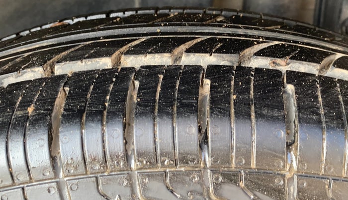 2016 Maruti Swift VXI, Petrol, Manual, 98,595 km, Left Front Tyre Tread