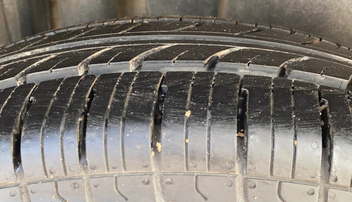 2016 Maruti Swift VXI, Petrol, Manual, 98,595 km, Right Rear Tyre Tread