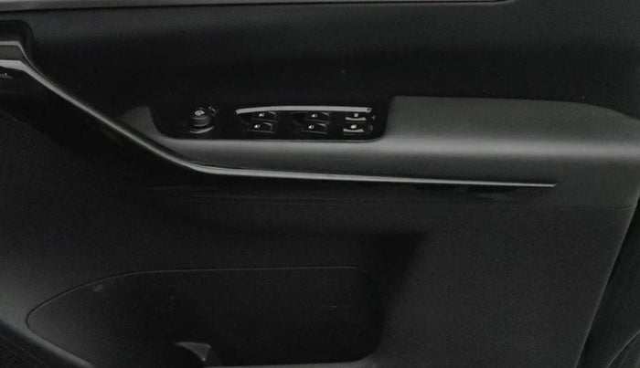 2022 Mahindra XUV700 AX 7 P MT 7 STR, Petrol, Manual, 31,275 km, Driver Side Door Panels Control