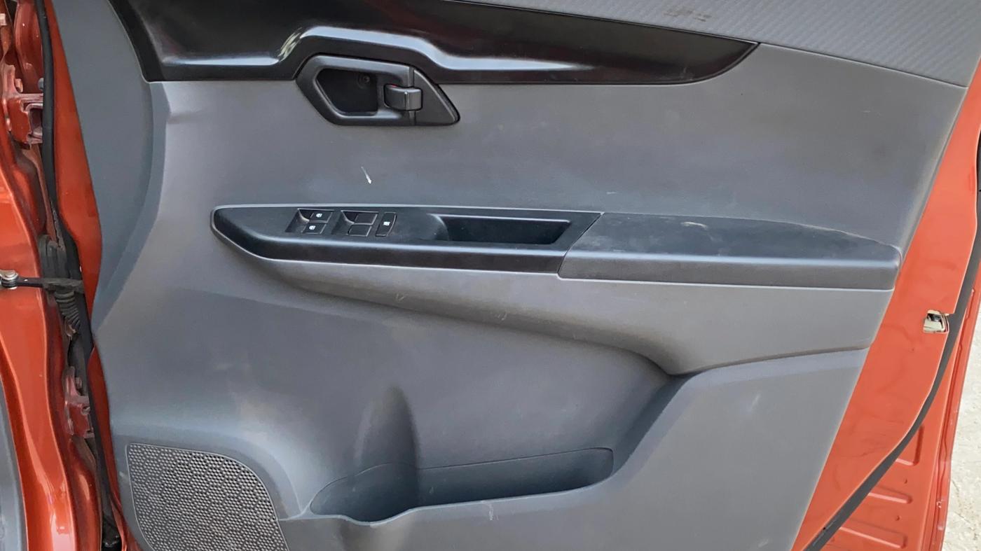 2017 Mahindra KUV 100 NXT K4+ D 6 STR, Diesel, Manual, 1,30,835 km, Driver Side Door Panels Control