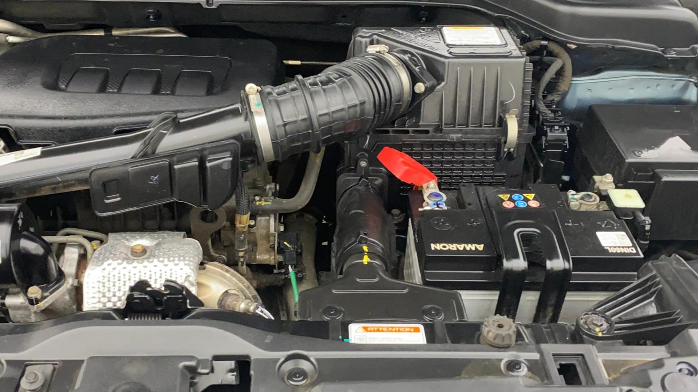 2023 Mahindra XUV300 W6 1.2 PETROL AMT, Petrol, Automatic, 27,860 km, Engine View - Left