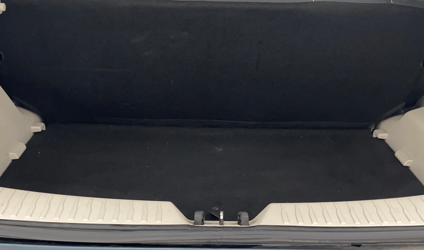 2023 Mahindra XUV300 W6 1.2 PETROL AMT, Petrol, Automatic, 27,860 km, Boot Inside